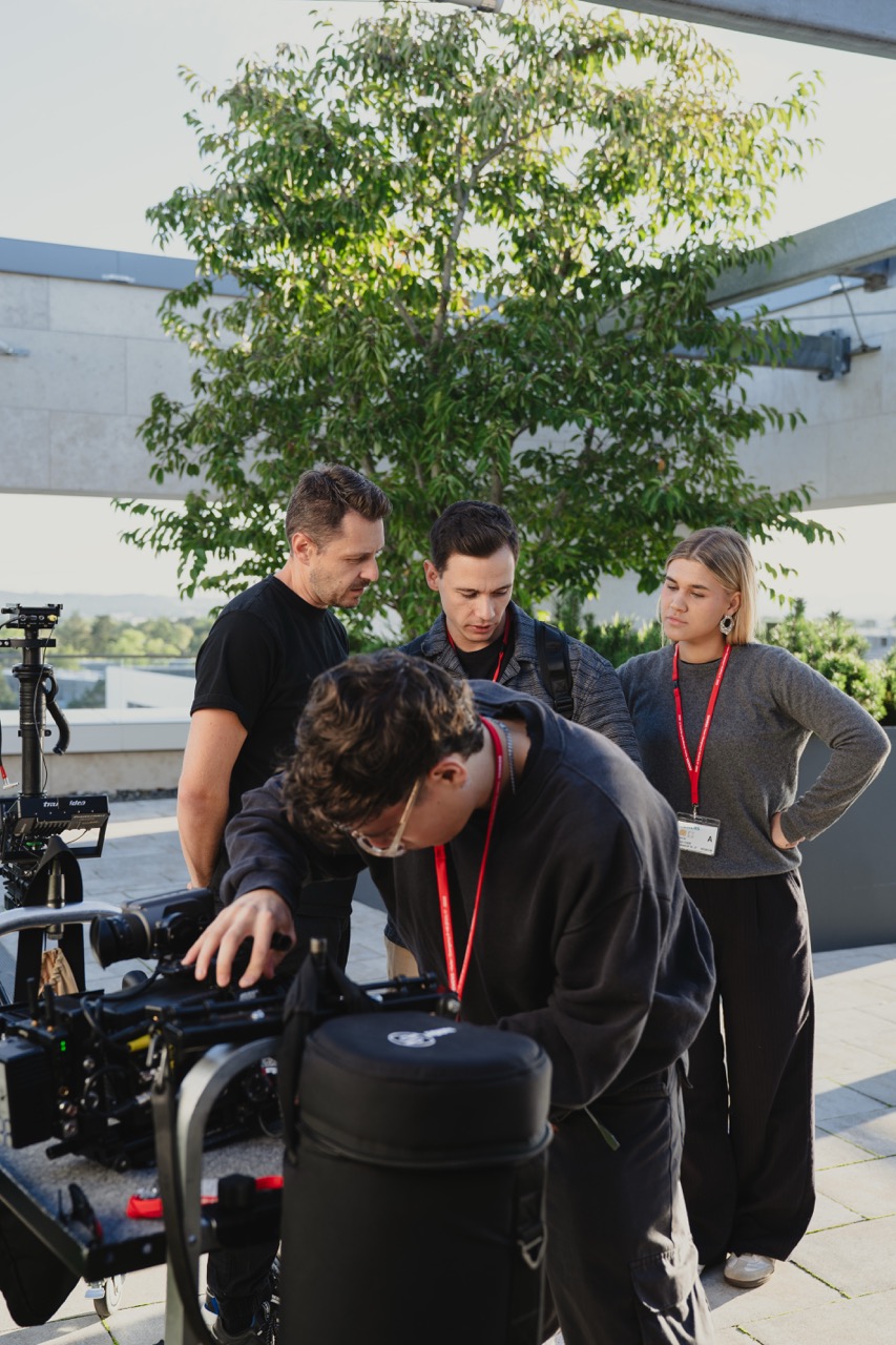 Filmer bei einer Video Produktion in einer Werbeagentur in Nürnberg beim Arbeiten