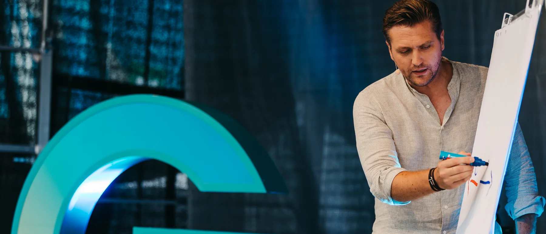 Dr. Frederik Hümmeke auf der Bühne des Greator Festivals