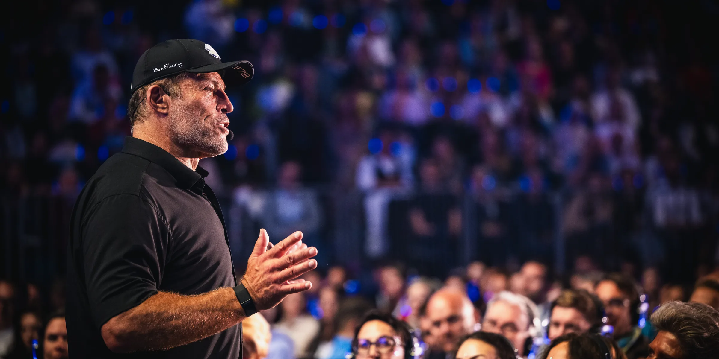Tony Robbins spricht im Profil vor einer vollen Arena