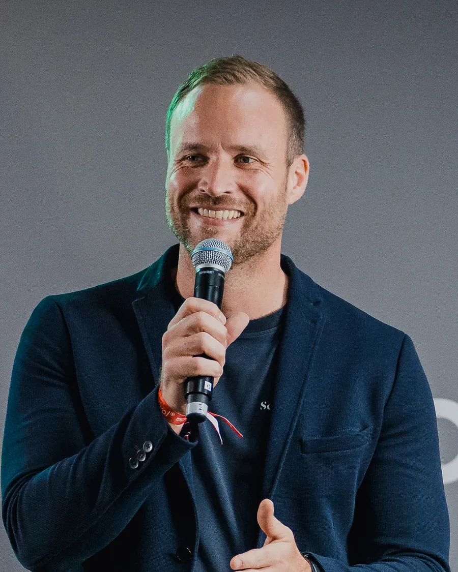 Alexander Müller, CEO von Greator, auf der Bühne des Greator Festivals