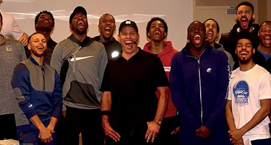 Tony Robbins mit den Golden State Warriors