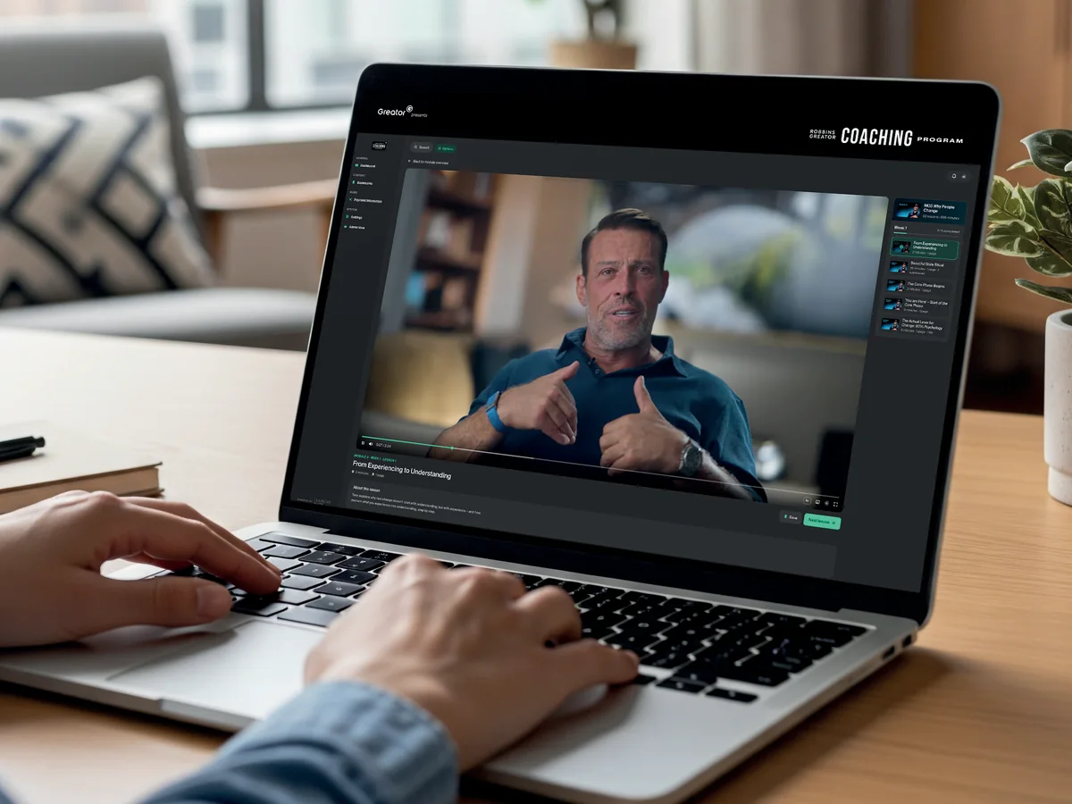 Tony Robbins auf dem Bildschirm – die Videolektionen des Programms auf einem Laptop