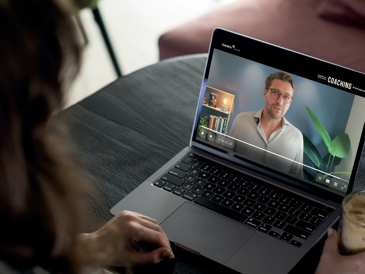 Laptop mit Dr. Frederik Hümmeke in einem wissenschaftlichen Deep Dive