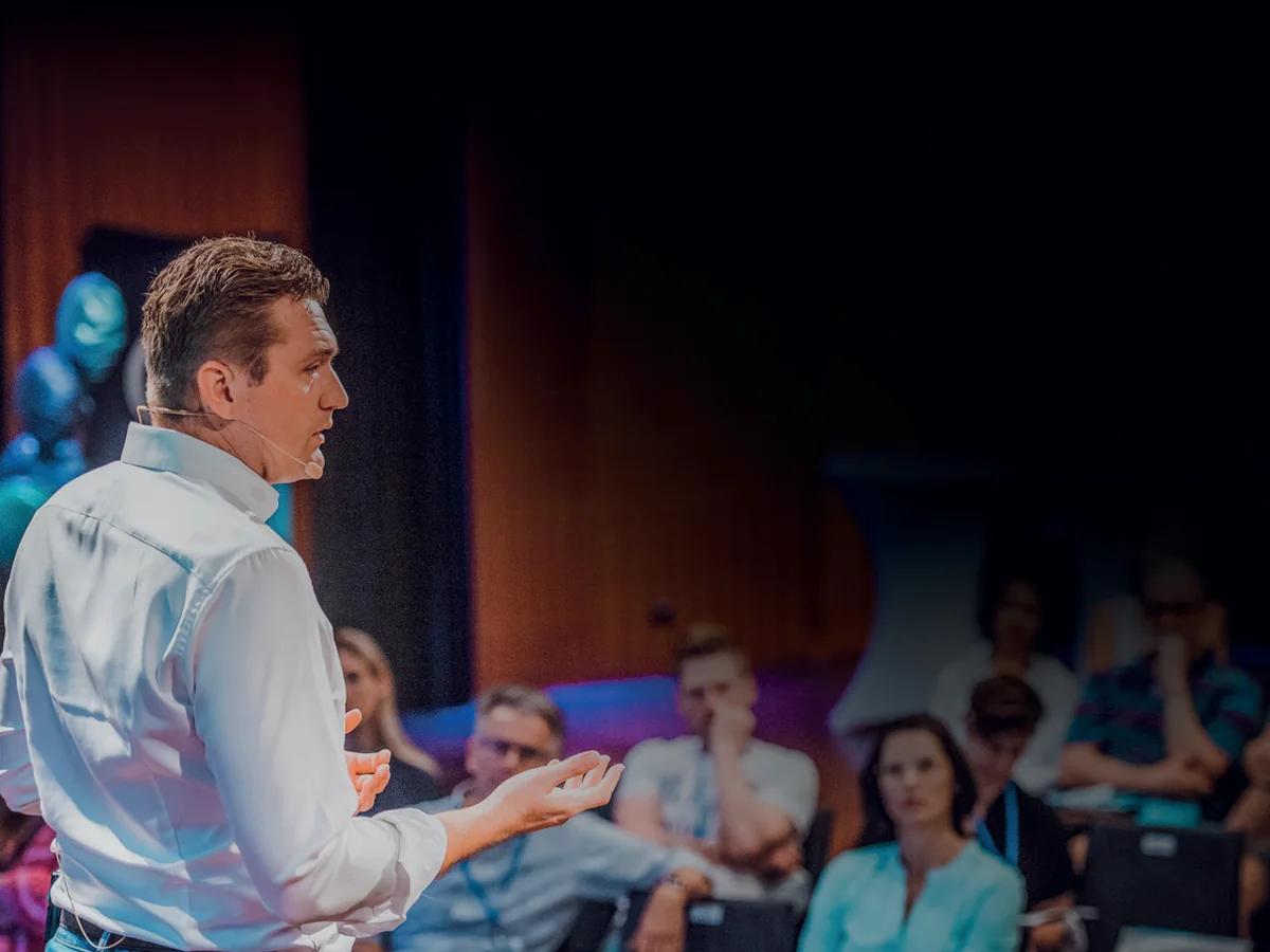 Dr. Frederik Hümmeke im Gespräch mit Teilnehmenden einer Inner-Circle-Session