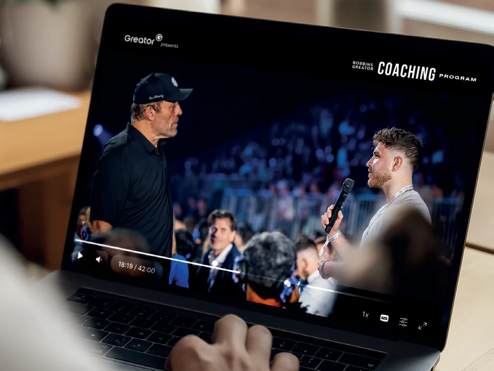 Laptop mit Tony Robbins in einer Live-Intervention aus der Videothek des Programms