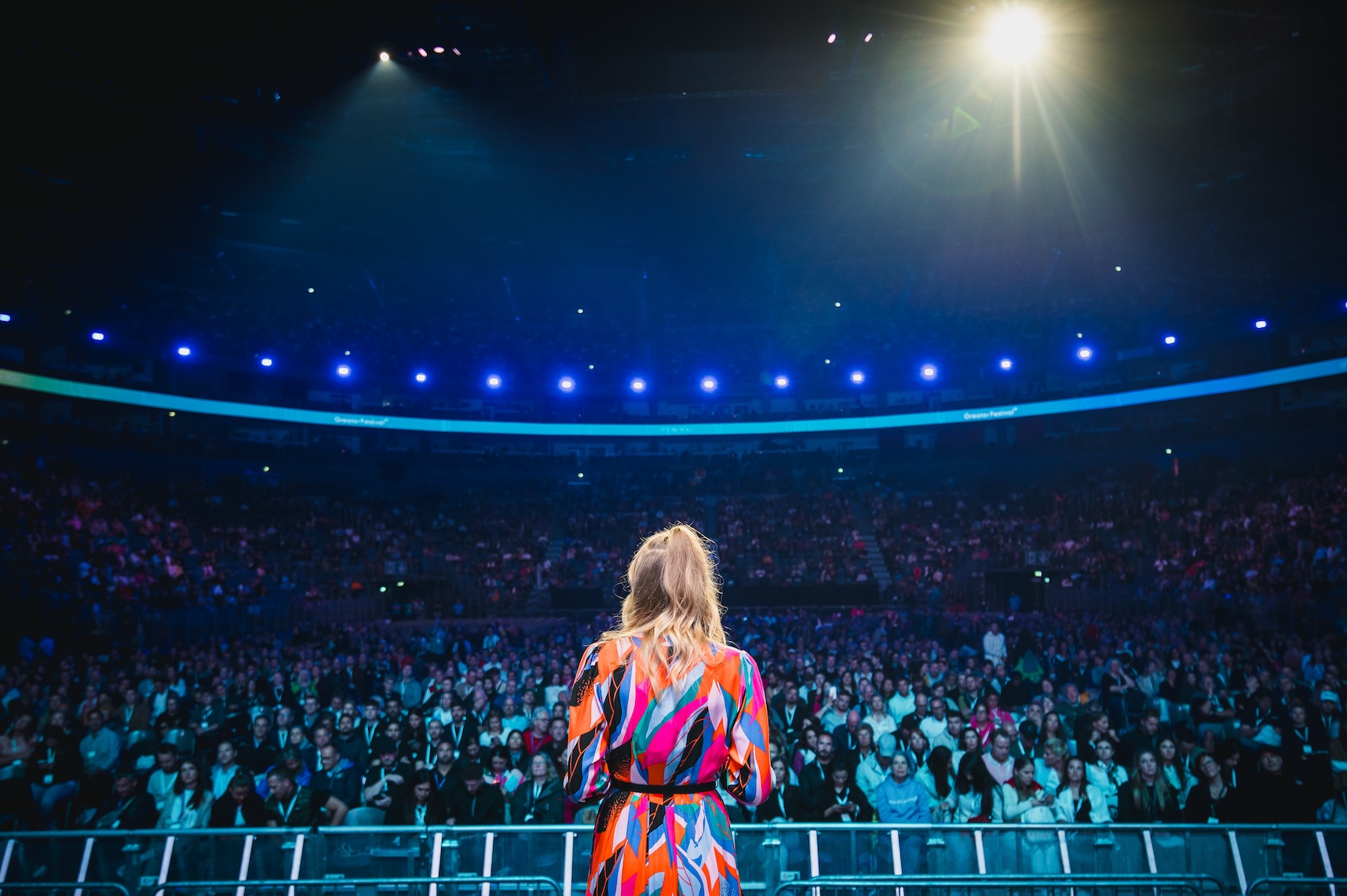Ein selbstbewusster Redner auf der Bühne, der durch eine souveräne Körperhaltung und ein gutes Sprechtempo das Publikum während seines Vortrags in seinen Bann zieht