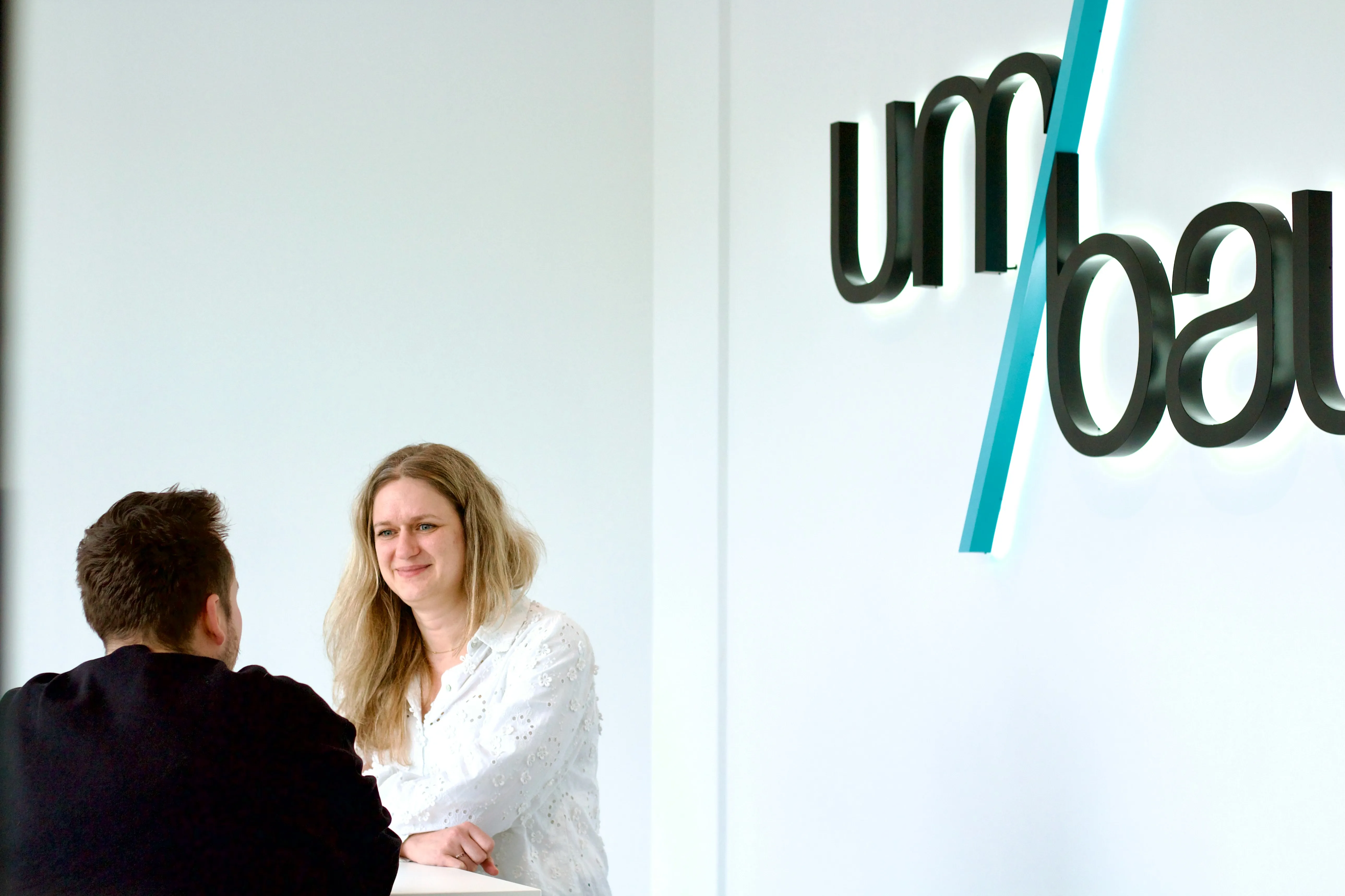 Umbau's marketing and communication specialists are working on a strategic campaign in a creative office environment.