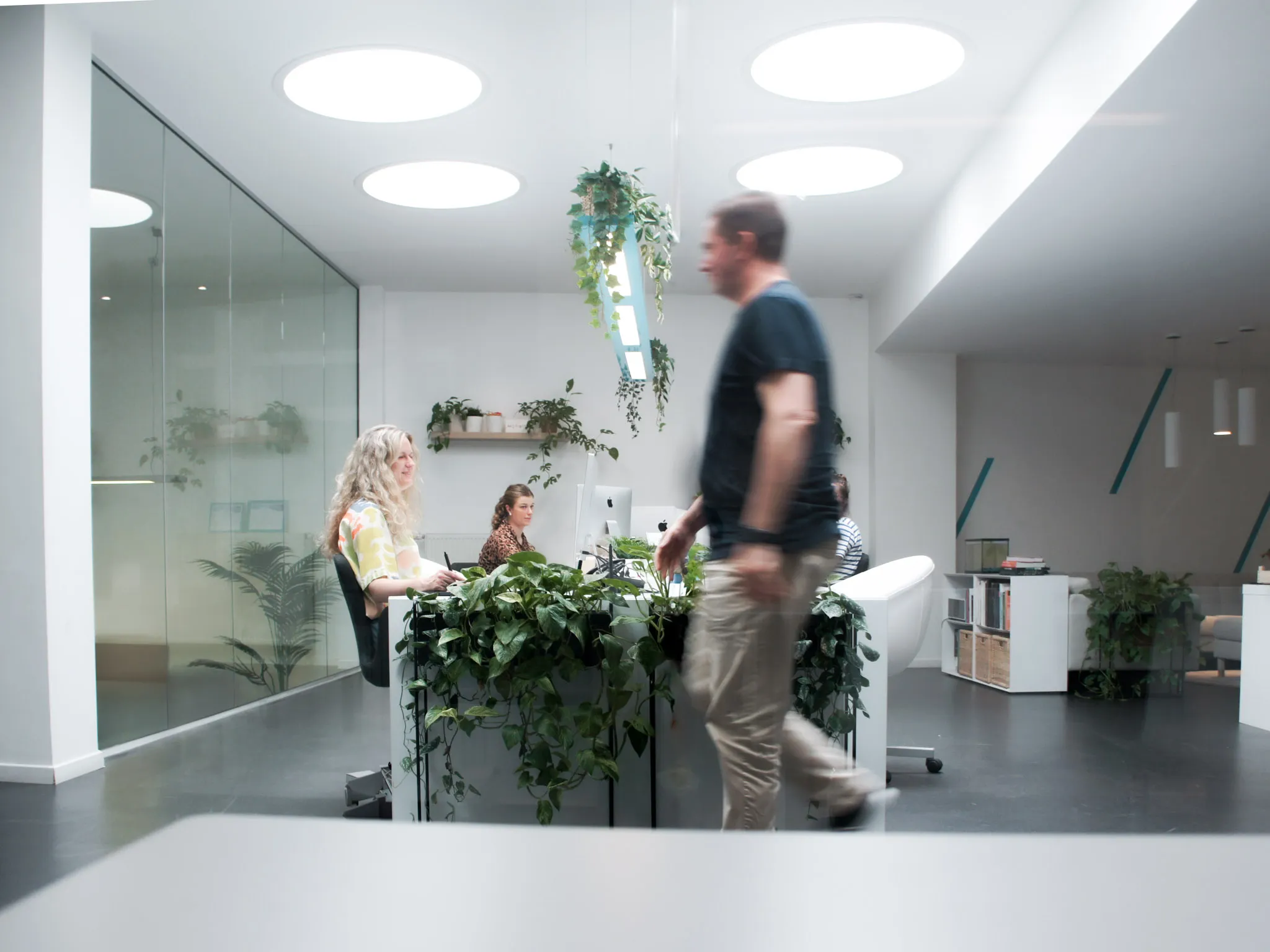Open kantoorruimte bij Umbau met marketing- en designexperts aan het werk.