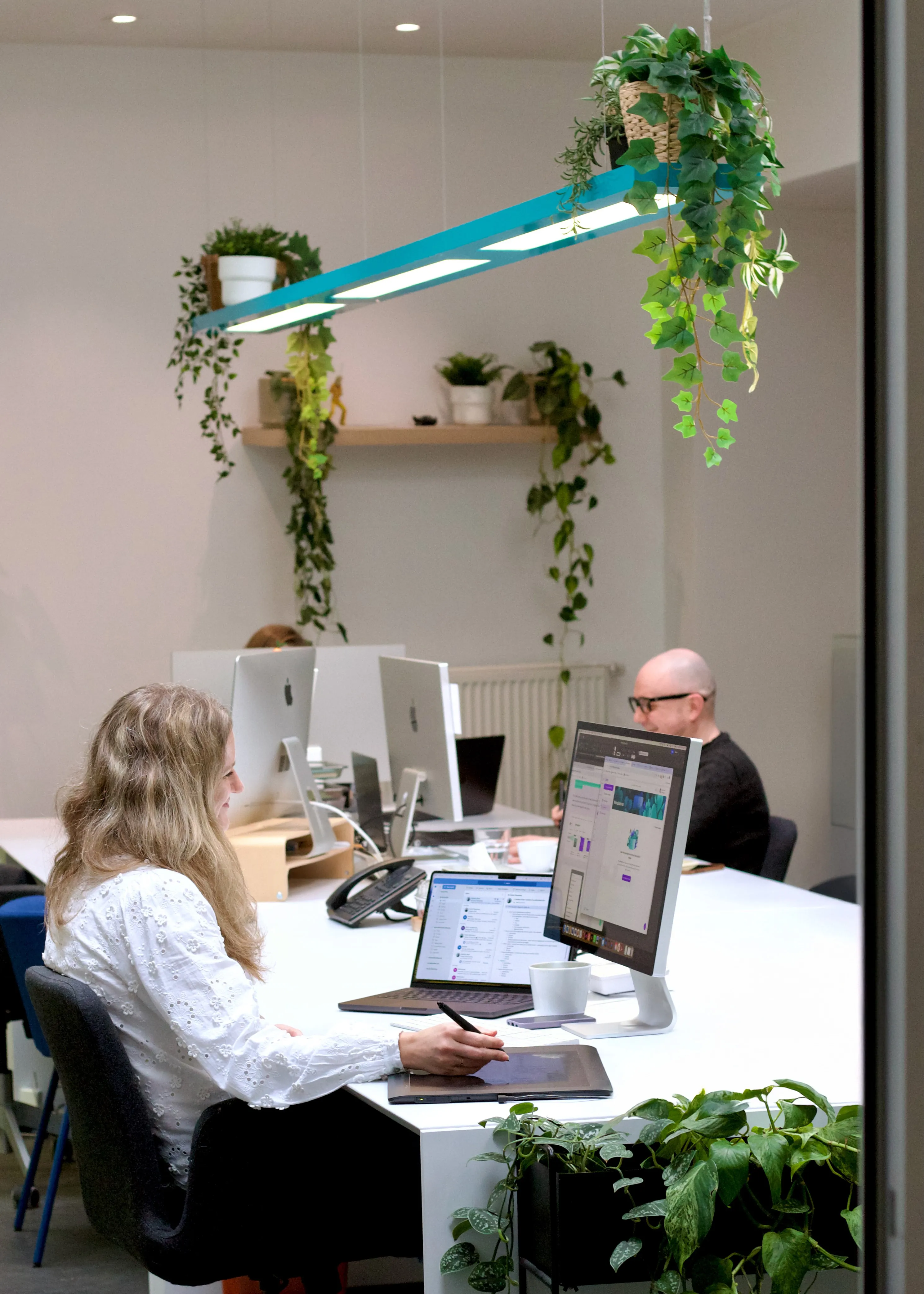 Professionele marketeers en designers van Umbau aan het werk in een inspirerende omgeving.