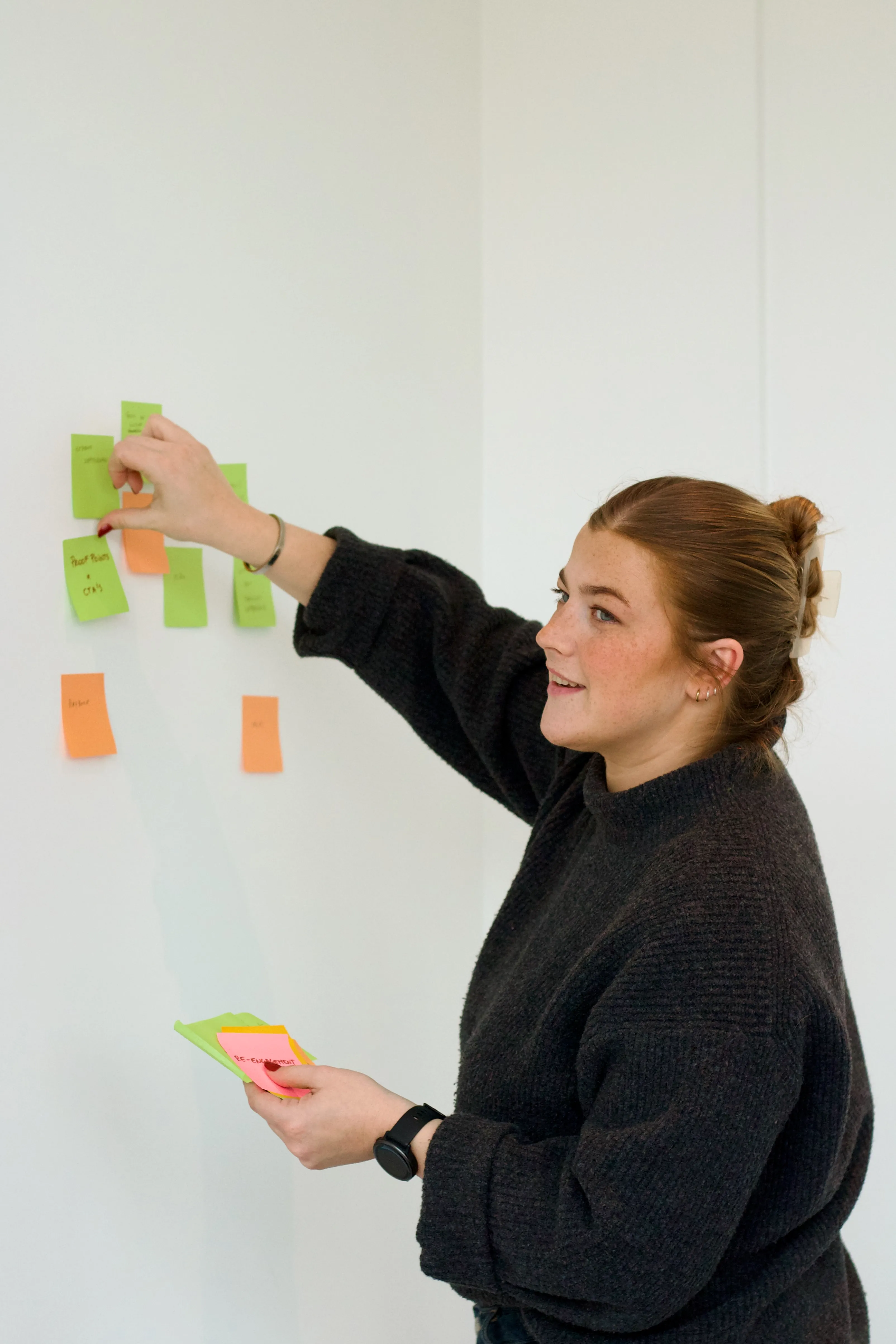 Umbau-teamlid werkt met post-its tijdens een brainstormsessie