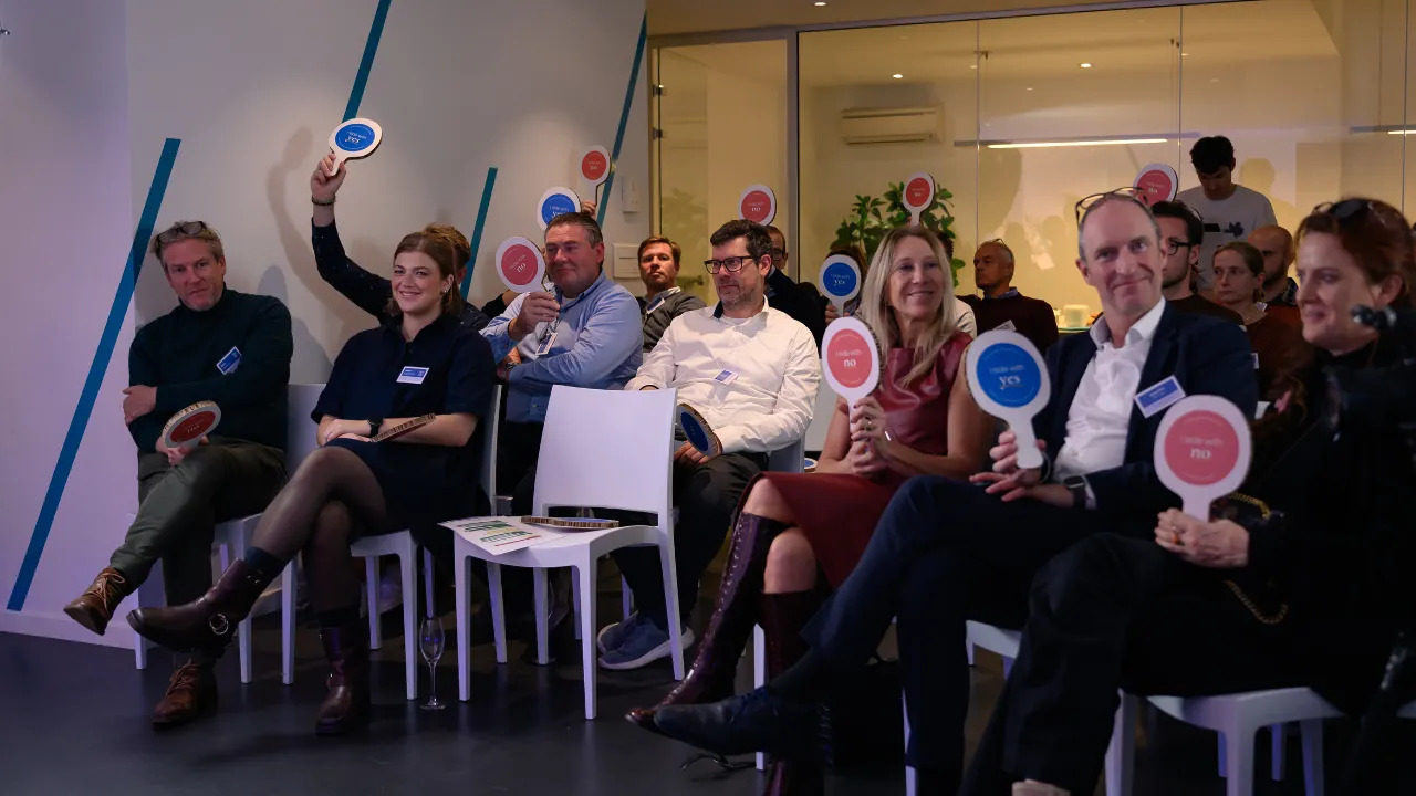 Genodigden tijdens een Umbau-event met stemkaarten in de hand