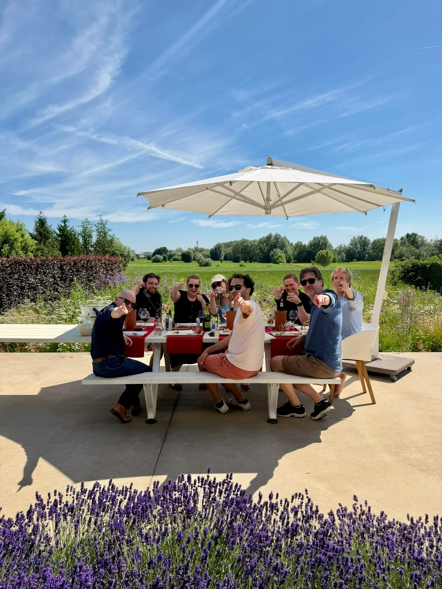 Umbau-team tijdens een teamuitje op een zonnig terras