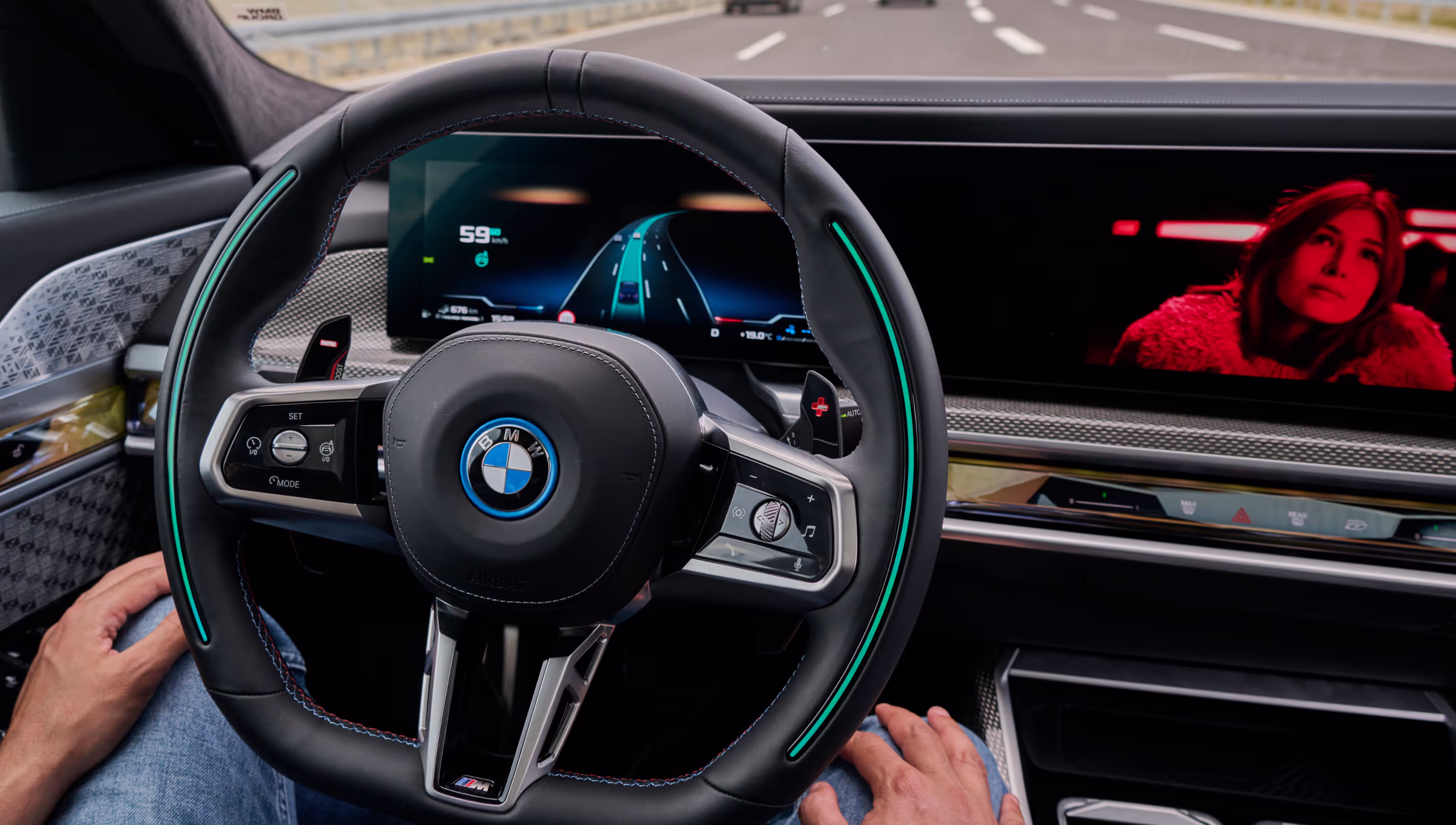 BMW-Fahrzeuginnenraum mit digitalem Cockpit, das die Implementierung von LeSS (Large Scale Scrum) im autonomen Fahrprojekt der BMW Group veranschaulicht.