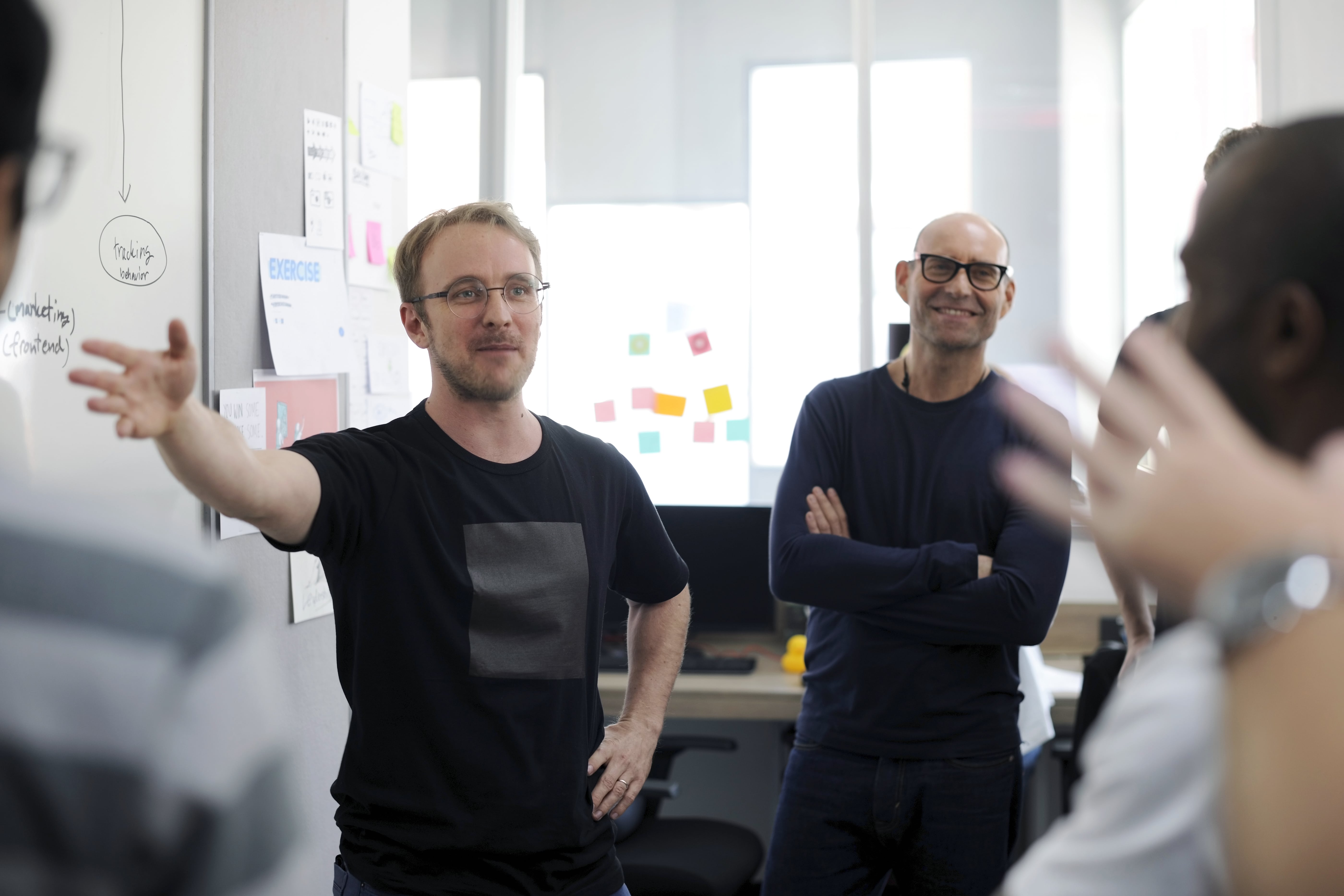 Agile Coaches von Lean Sherpas bei einer praxisnahen Gruppenarbeit im Training