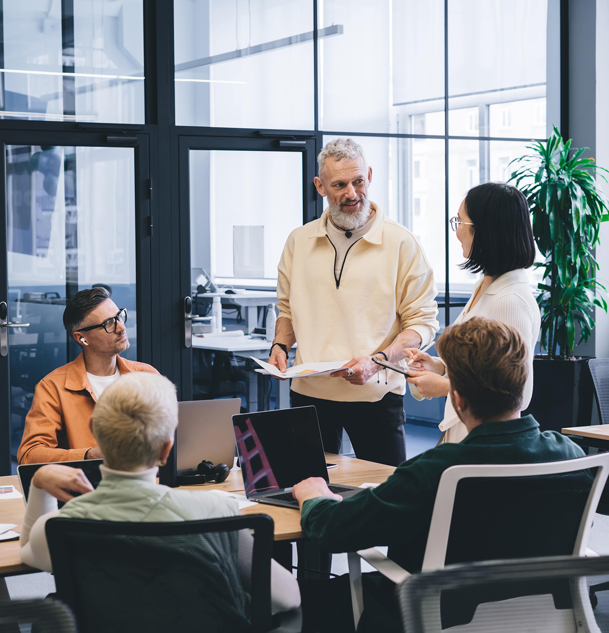 Leadership-Training bei Lean Sherpas: Teilnehmer diskutieren Strategien für agile Zusammenarbeit.