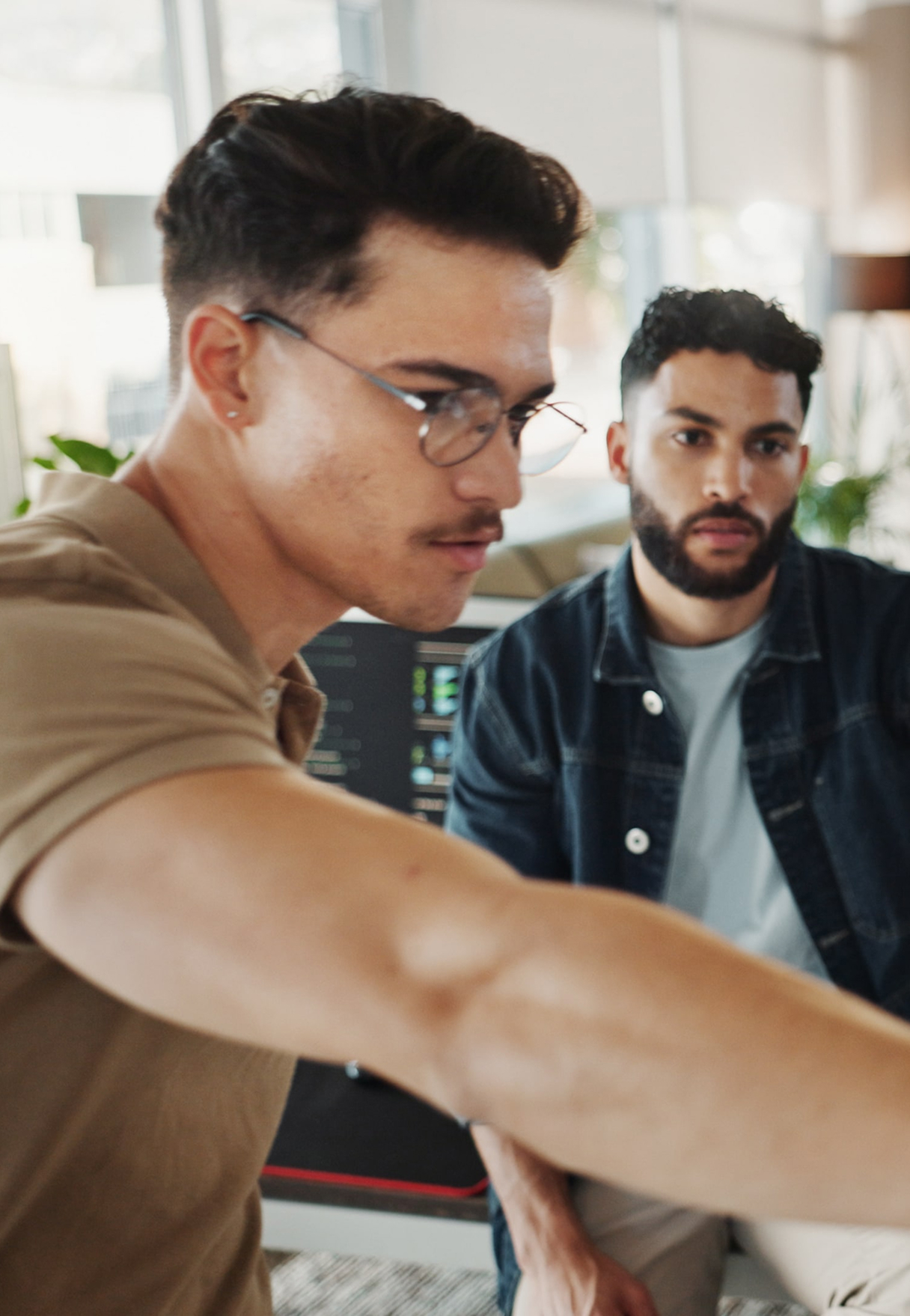 Business- und Tech-Team bei gemeinsamer Strategieplanung im Büro