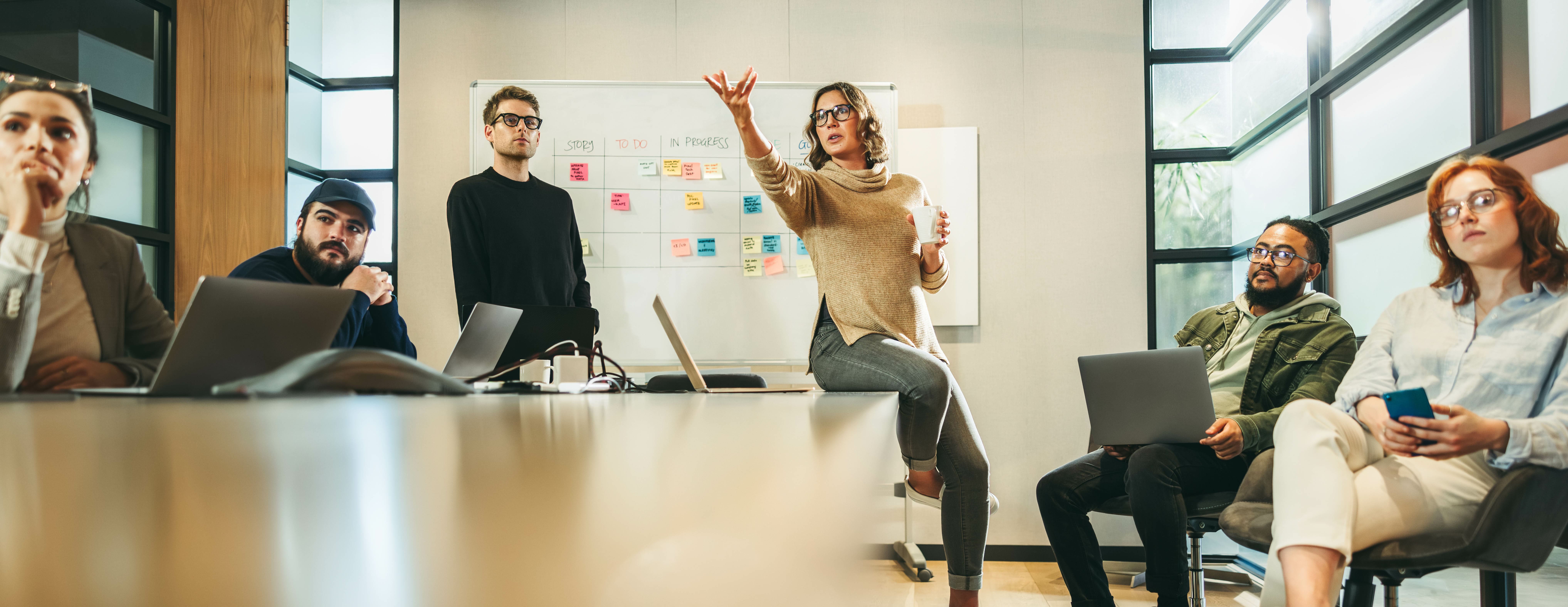 Workshopteilnehmende erarbeiten agile Lösungen gemeinsam mit Lean Sherpas