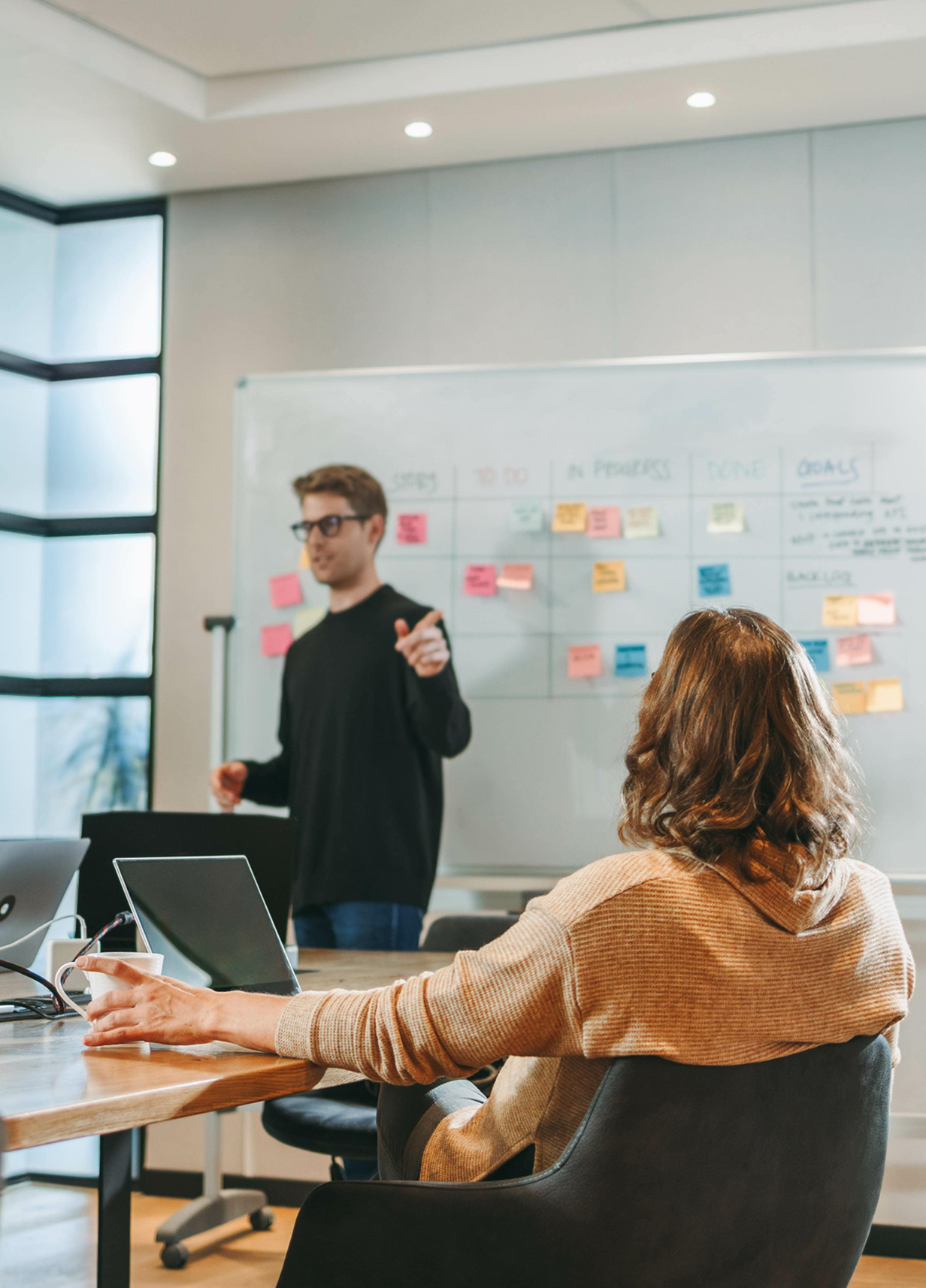 Teammeeting mit Fokus auf agile Planung und Zusammenarbeit bei Lean Sherpas