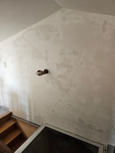 Photo avant chantier de rénovation d'une pièce, choix de couleurs pour une mise en valeur.
