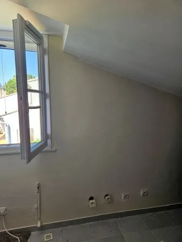 Valorisation d'une pièce repeinte par la peintre décoratrice et feng shui pour renforcer la luminosité. 