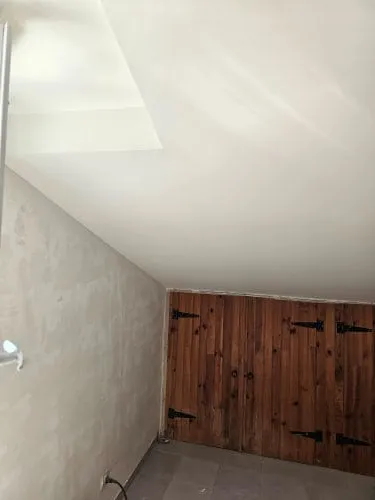 Pièce à repeindre : préparation murs et plafond avant peinture par un professionnel à Avignon.