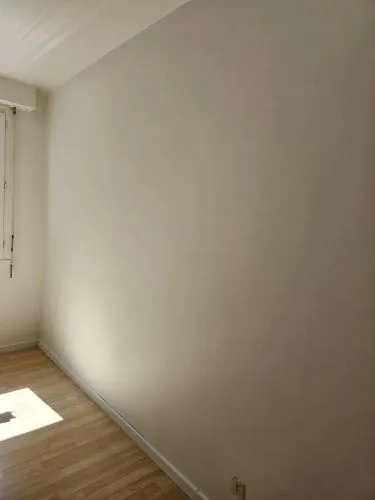 Peintre décoratrice Feng Shui rénove la salle d'attente d'un thérapeute en Ardèche.