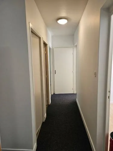 Peintre décoratrice dans le Vaucluse : Comment éclaircir un long couloir grâce au choix des couleurs. 