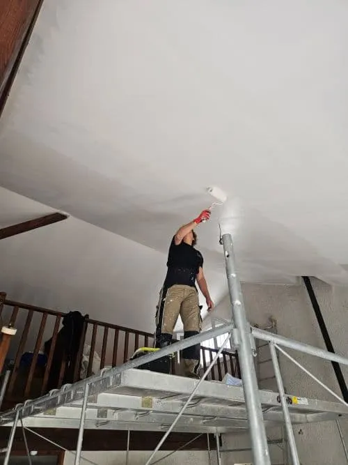 Peintre décoration d'intérieur peint un plafond après isolation à Avignon.