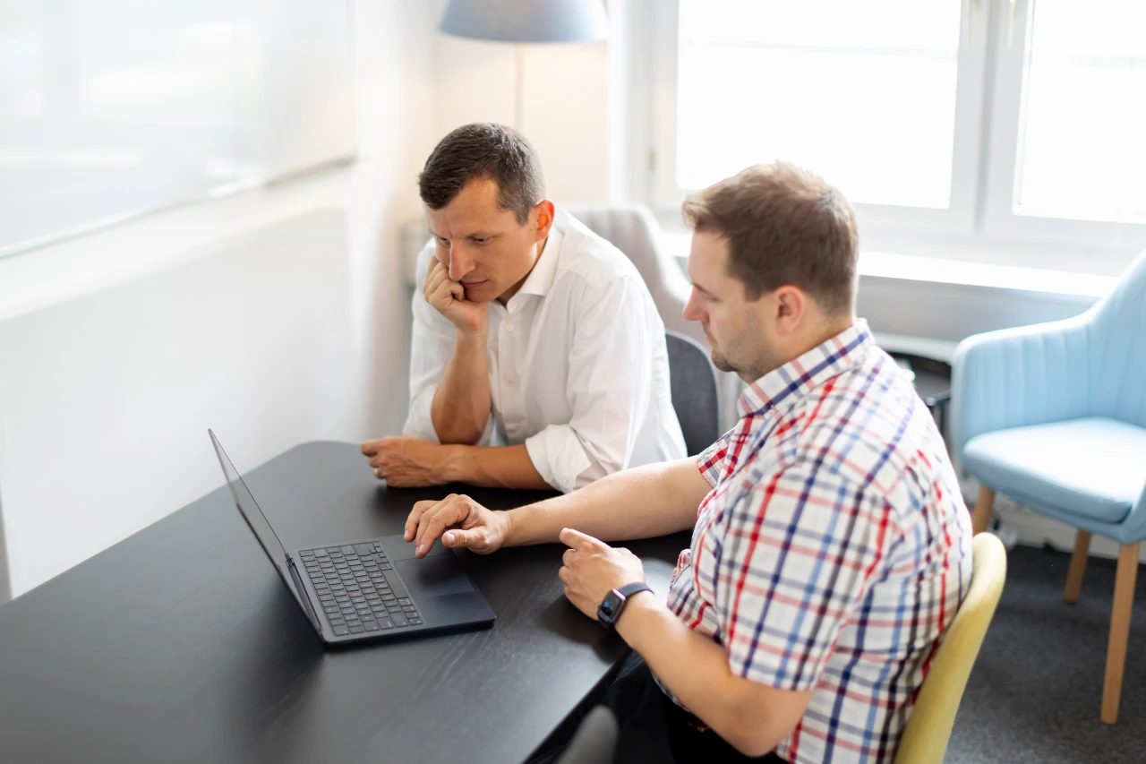 Atfinity co founders Alexander Balzer and Thorben Croise sitting at a desk