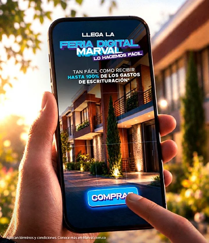 Persona viendo los beneficios de la Feria Digital Marval desde su celular