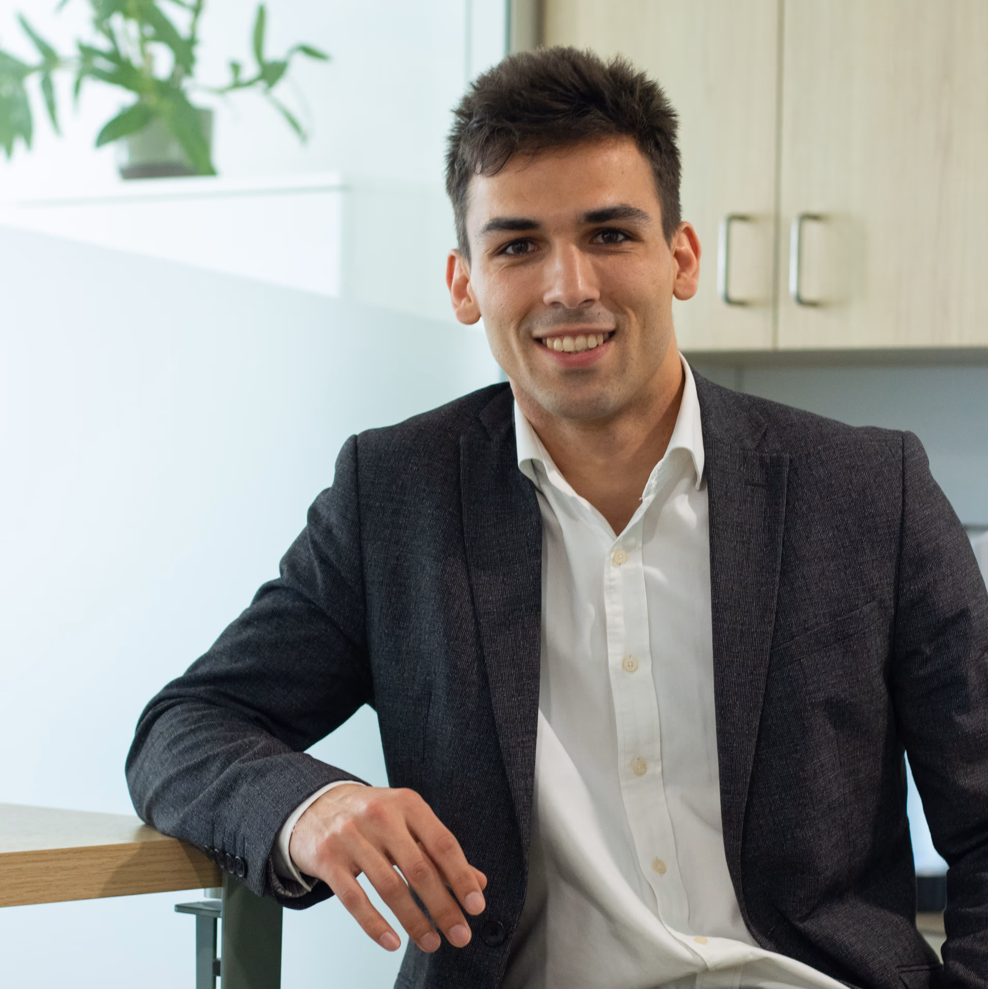 Meet Pierre de la Grand'rive, CEO and Co-Founder of Delos. With a background in advanced algorithmics and quantum computing, Pierre specializes in generative AI to drive business growth and lead teams to exceptional results.