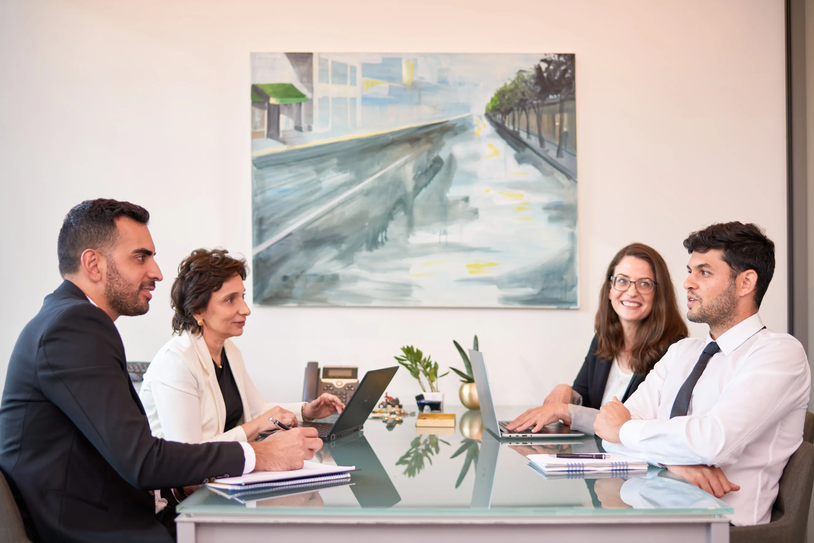 צילום עורכי דין המשרה אווירה סמכותית עבור אתר המשרד וחומרי פרסום של צוות משפטי בשיח מקצועי בחדר הישיבות בתל אביב.