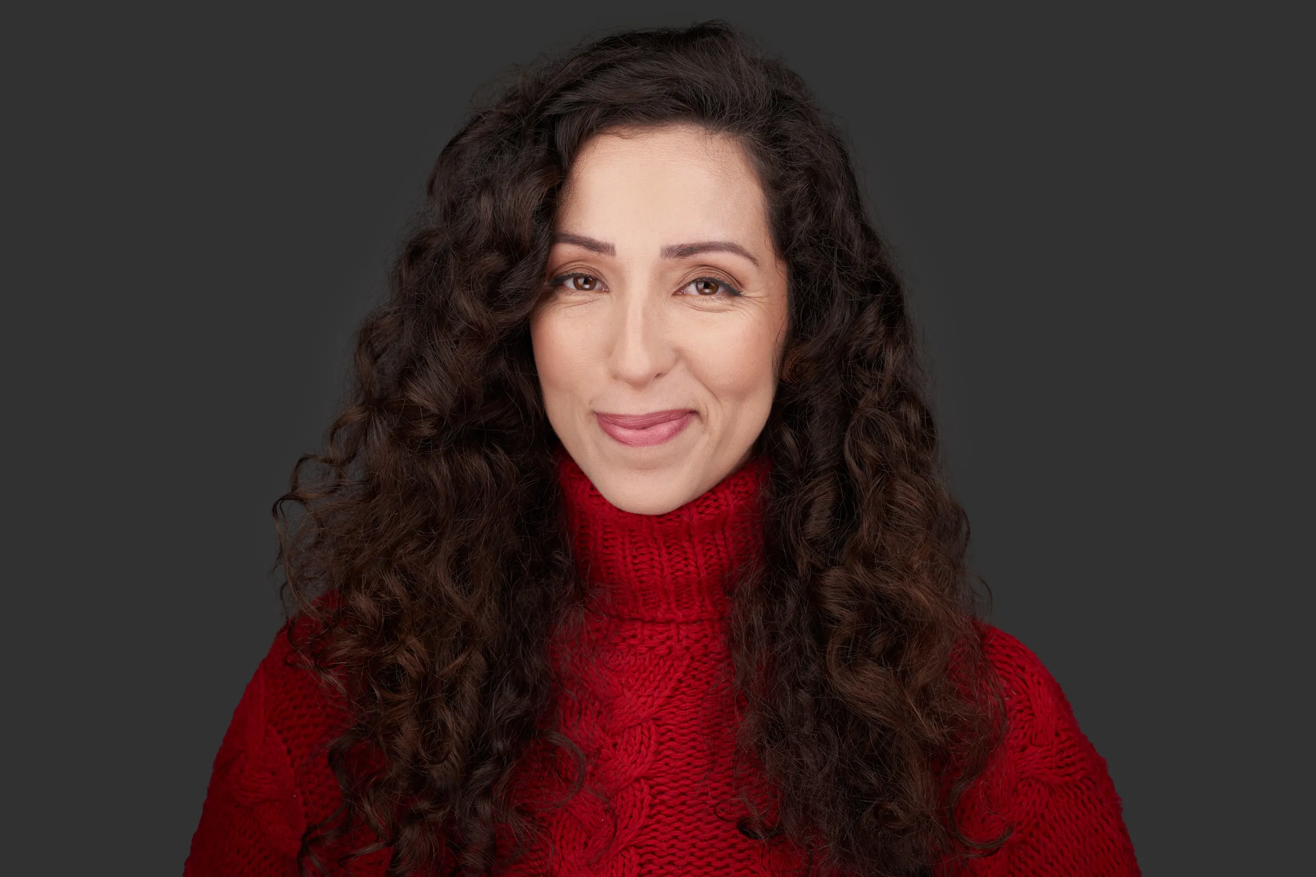 צילום תמונות פרופיל בחיוך טבעי ונגיש המשרה אמינות באתר החברה של אשת הייטק מפתח תקווה בסטודיו.