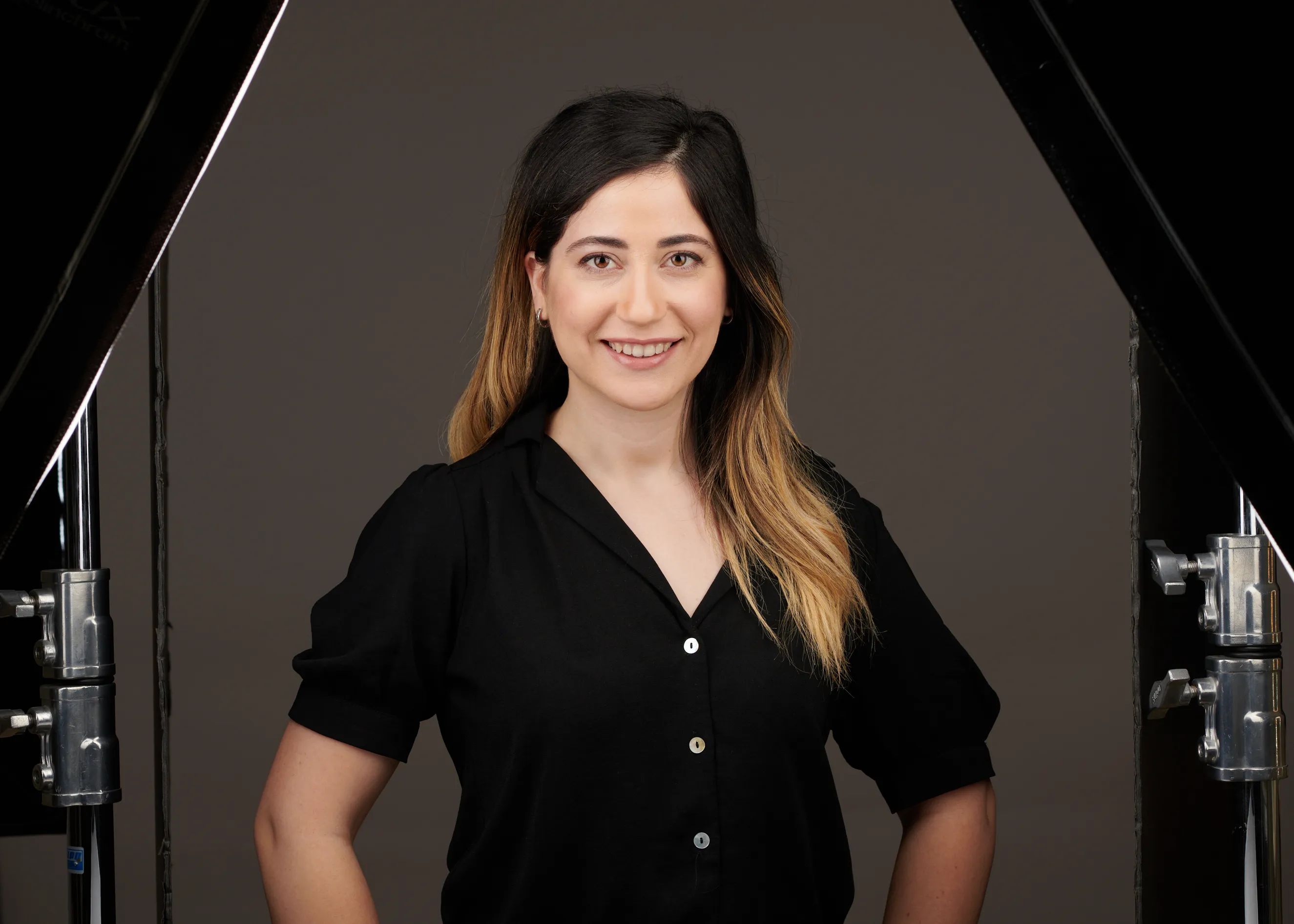 צילום בסטודיו תחת תאורה רכה ומחמיאה המיועד לחיפוש עבודה של עורכת דין בפורטרט מקצועי בסטודיו בשרון.