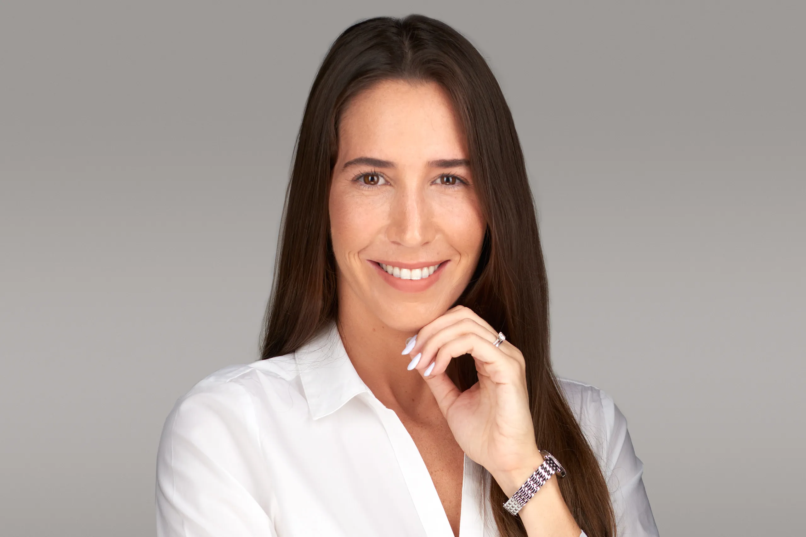 פורטרט עסקי של בעלת עסק מנתניה. צילום פורטרט עסקי המשלב הבעה בטוחה ותאורה מוקפדת ללינקדאין ולאתר.