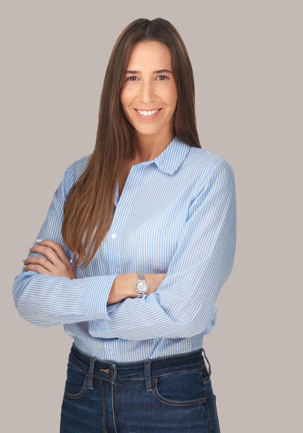 תמונת תדמית מקצועית של אישה בחולצה כחולה מפוספסת על רקע בהיר