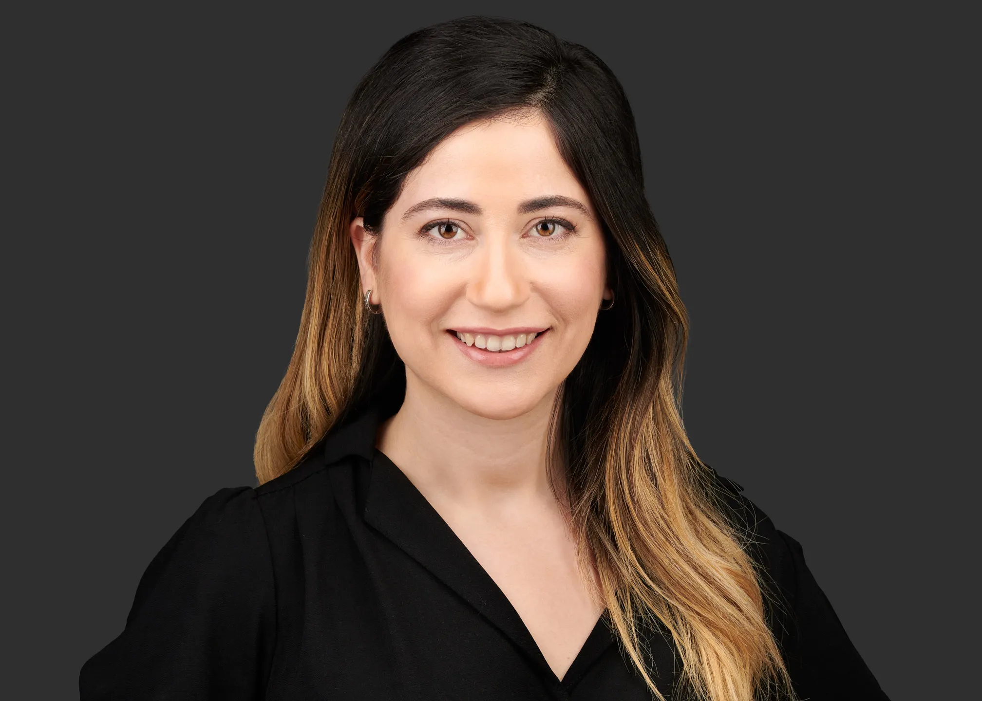 תמונת תדמית לעורכת דין בחולצה שחורה על רקע כהה לצילומי תדמית לעורכי דין
