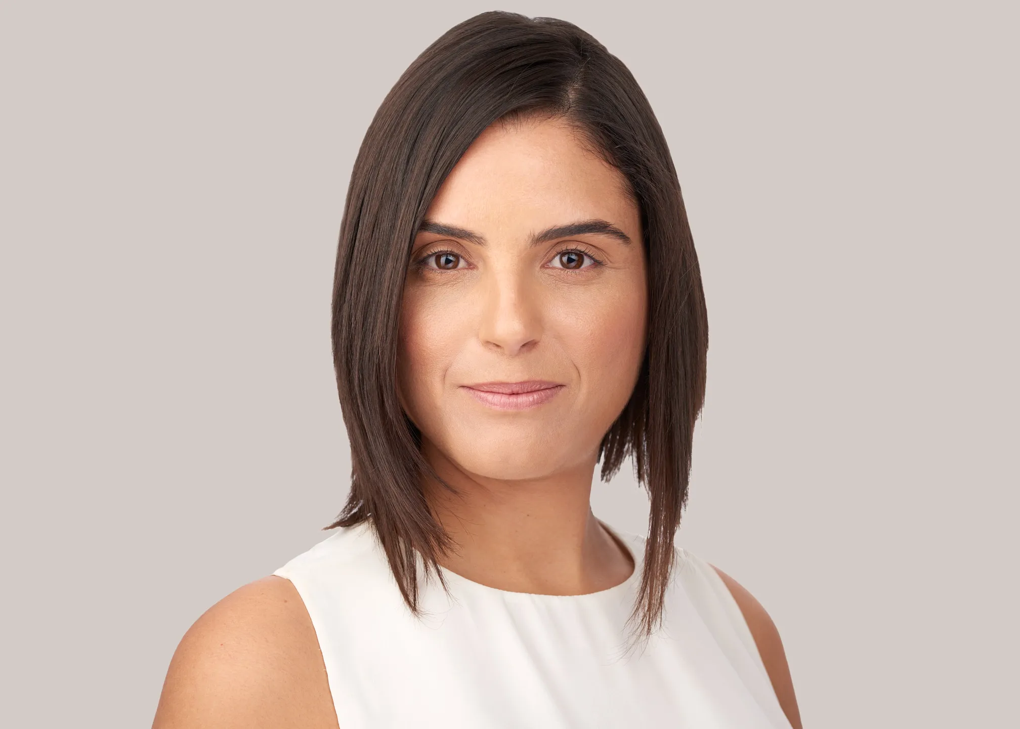 צילום תמונת פרופיל של אישה בחולצה לבנה על רקע בהיר

