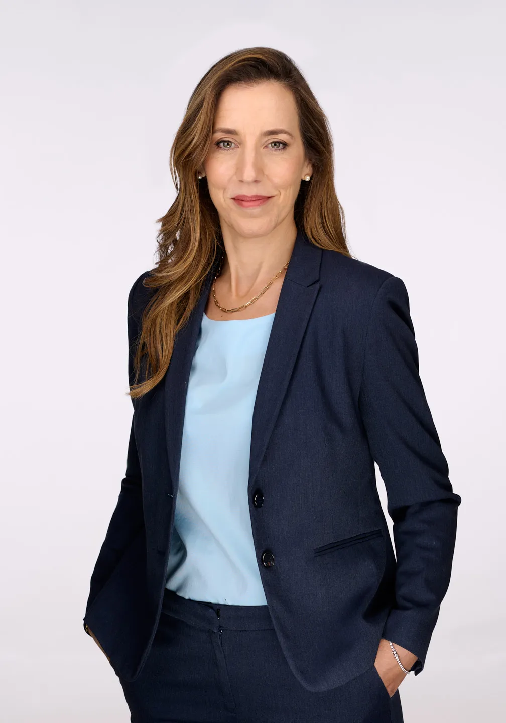 תמונת פרופיל מקצועית של אישה בחליפה כחולה על רקע בהיר