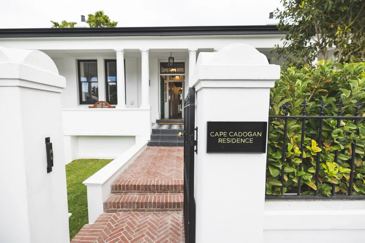 For families or groups, the Cape Cadogan Residence offers full exclusive use with private pool, chef, concierge, and chauffeur service. This feature delivers the privacy of a luxury home with the convenience and service of a boutique hotel.