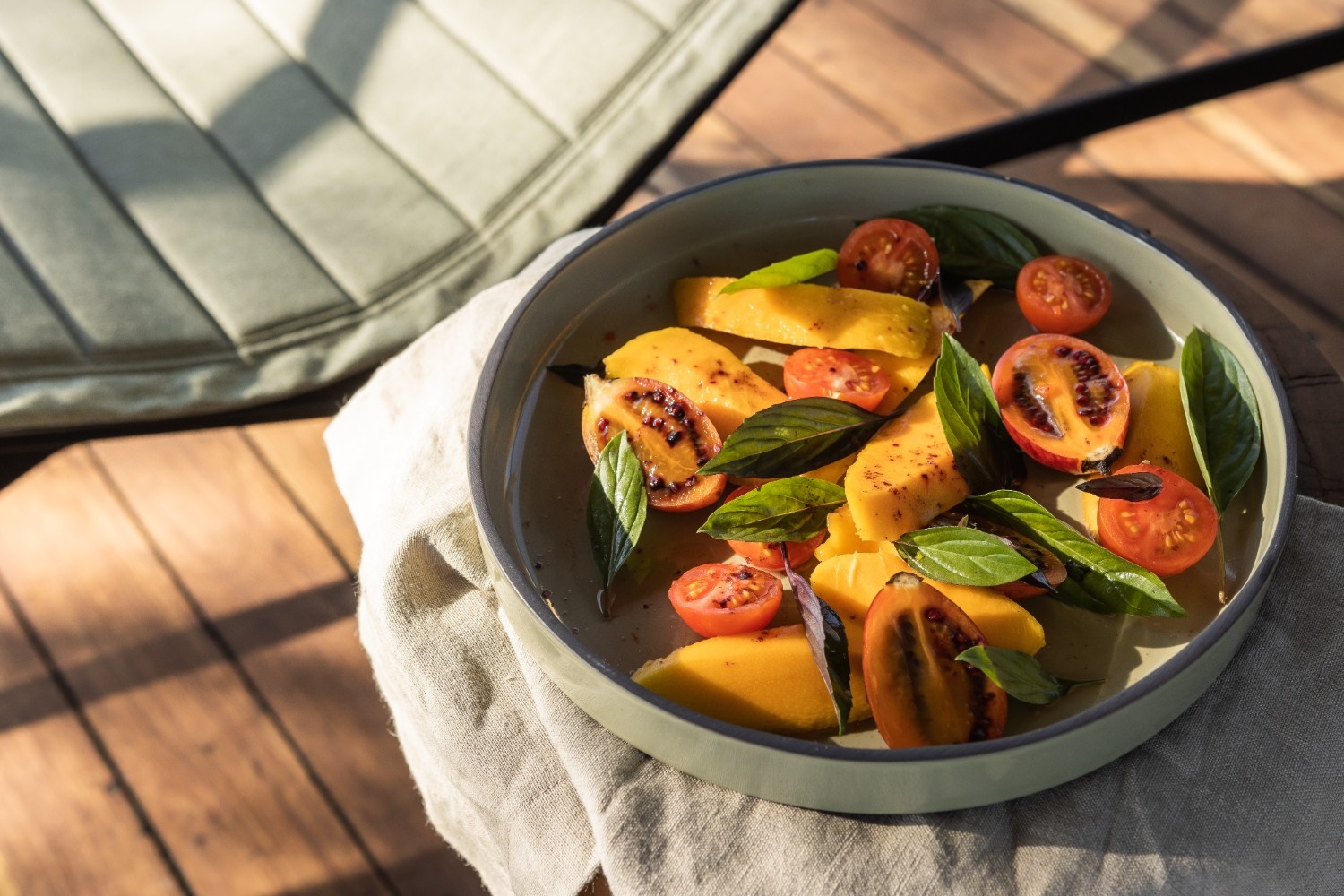 Creative menus with local and international flavors, served indoors or under the stars.
