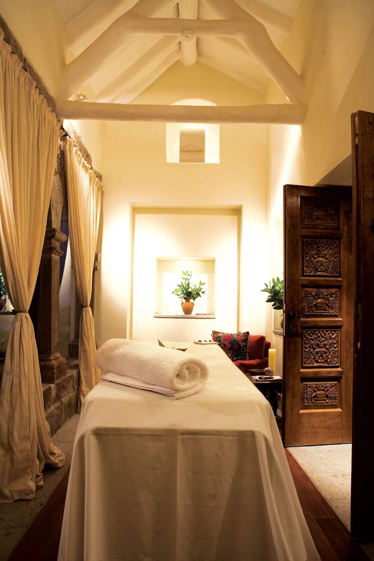 Spa rituals and therapies inspired by traditional healing traditions of the Andes.