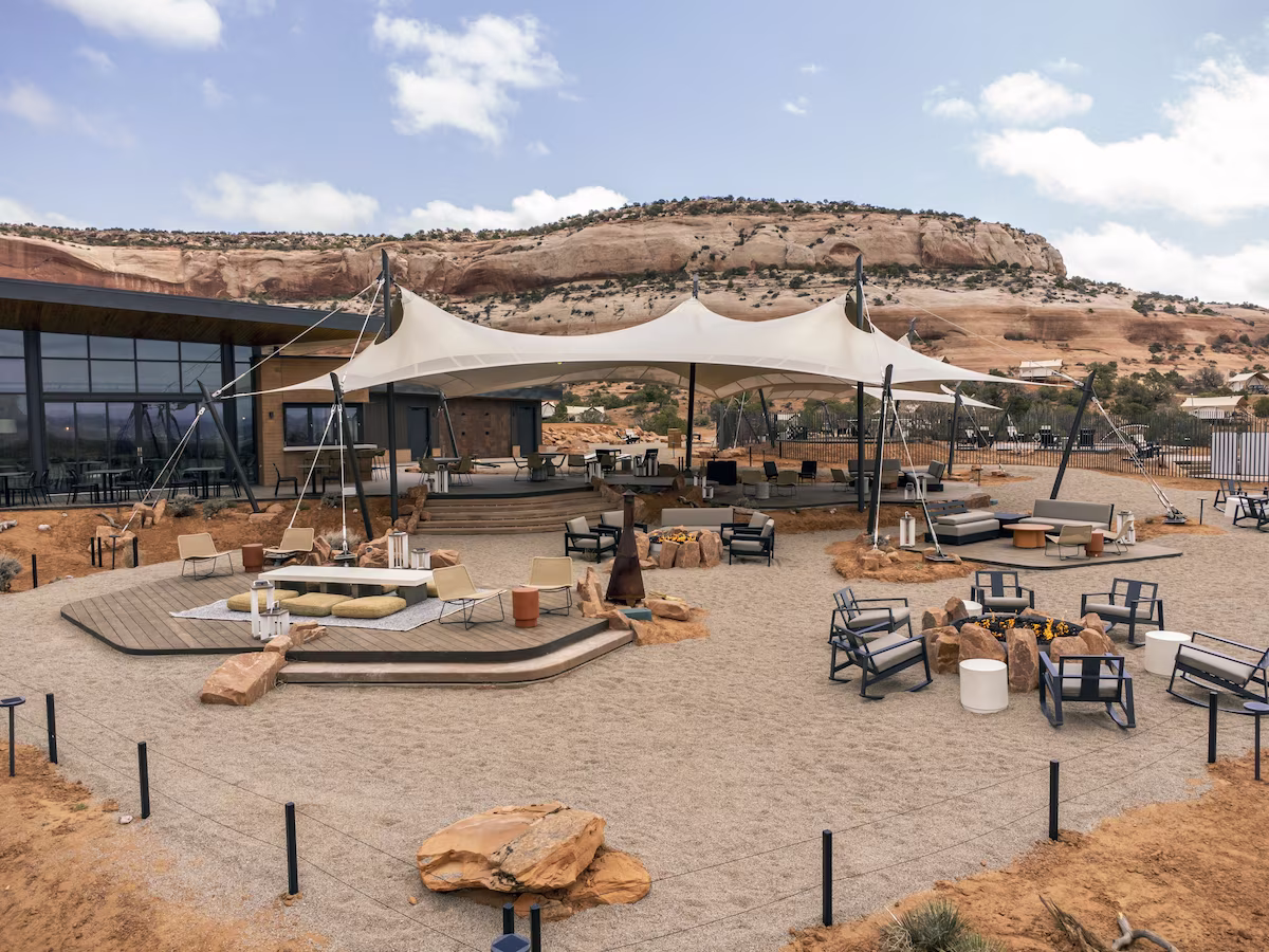 Beautifully appointed safari-inspired suites provide premium comfort while maintaining a seamless connection with the surrounding desert environment.