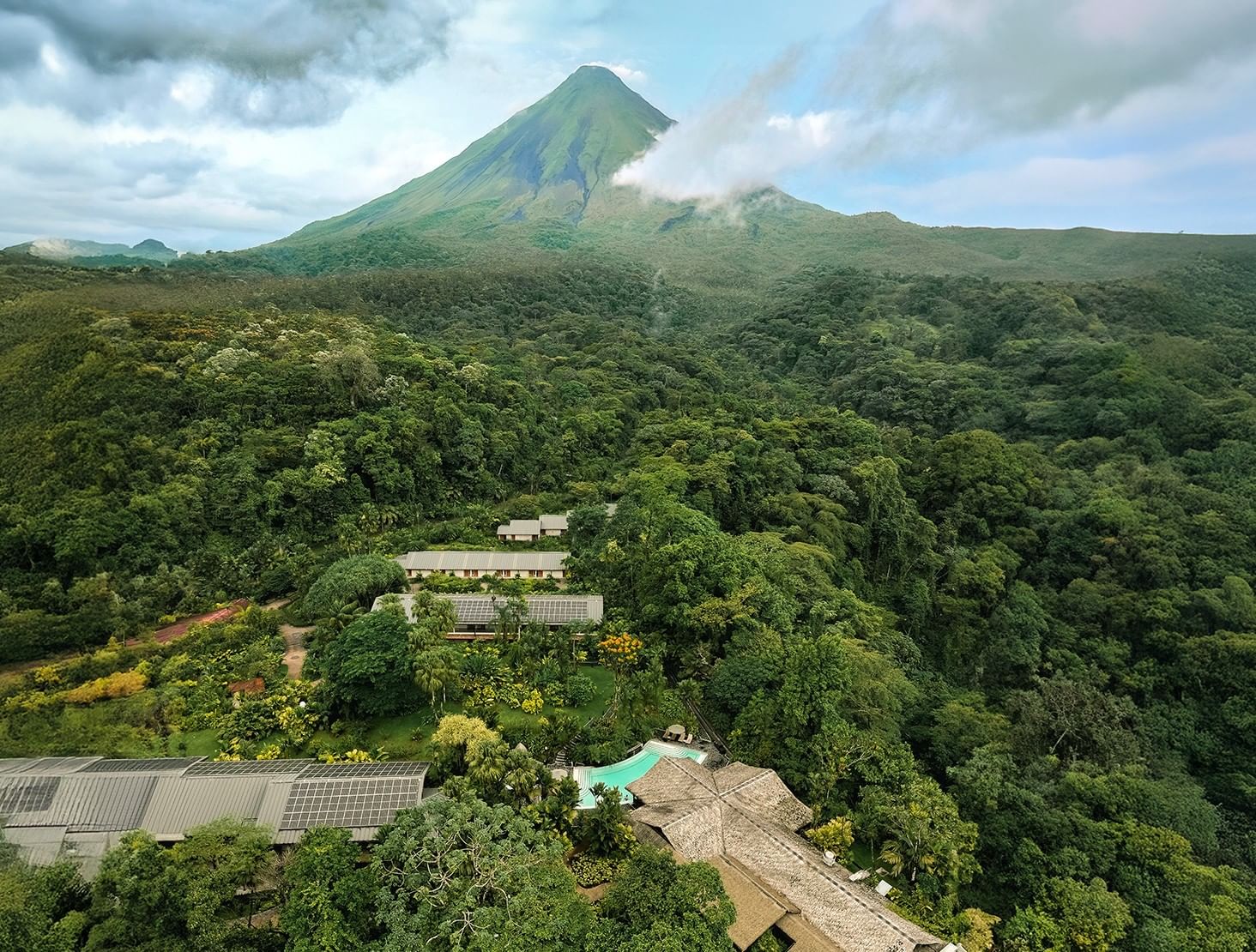 The resort sits close to La Fortuna’s waterfalls, volcanic landscapes, hiking routes, rafting, canopy adventures, horseback riding and canyon experiences.