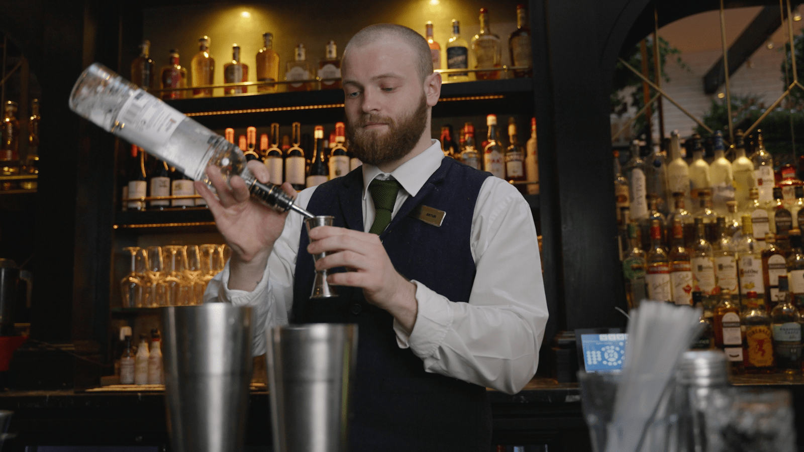 Fresh local ingredients, casual dining, cocktails, brunch and afternoon tea give the hotel a strong food and drink identity. 