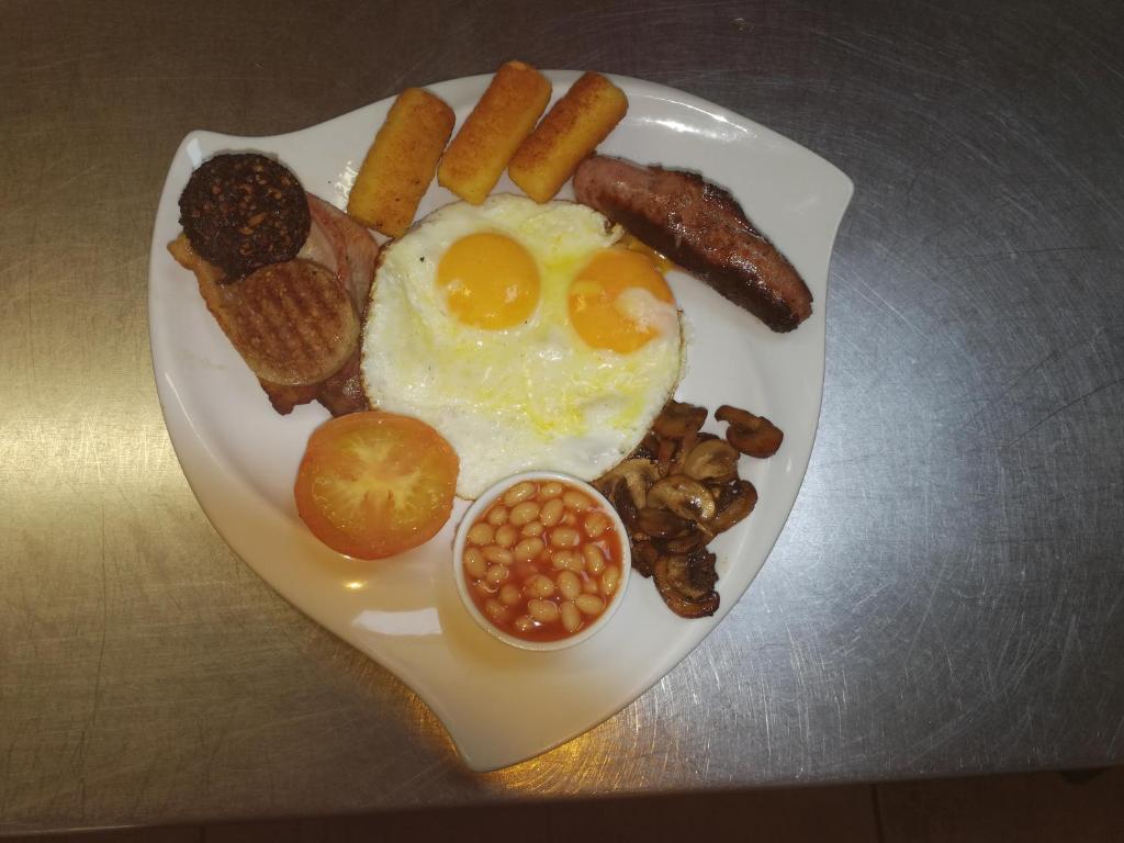 Freshly prepared breakfast is central to the Ferndale experience, with an unusually broad menu and carefully sourced ingredients.