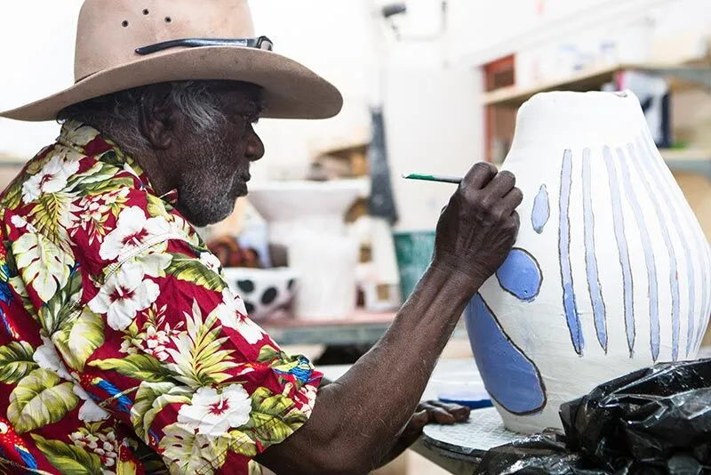 Thoughtfully curated excursions and storytelling experiences provide meaningful insight into Anangu culture, offering guests a deeper appreciation of the spiritual significance of Uluṟu and Kata Tjuṯa.