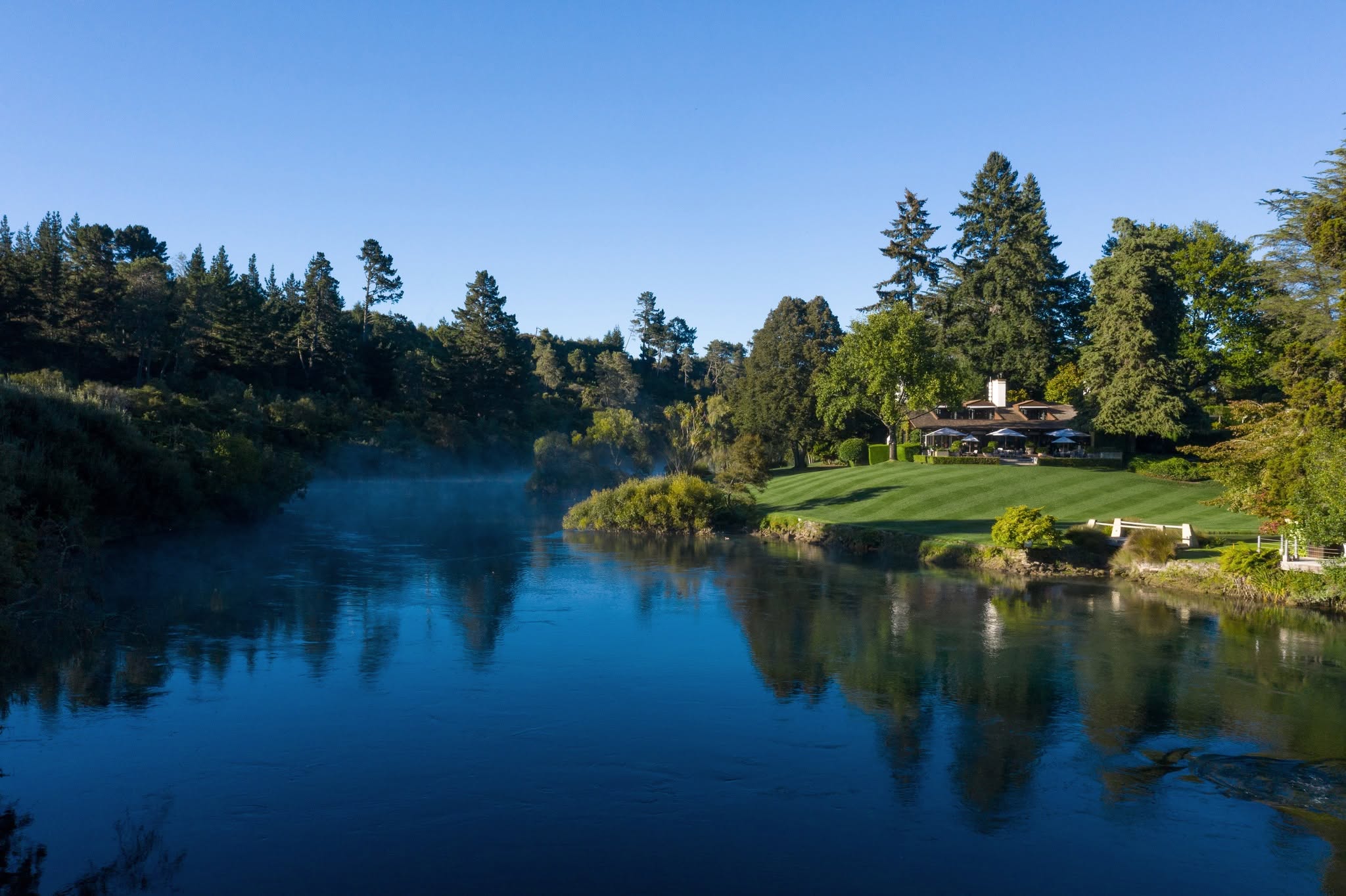 Elegant accommodation overlooking the Waikato River, offering peaceful surroundings, spacious interiors and exceptional privacy.