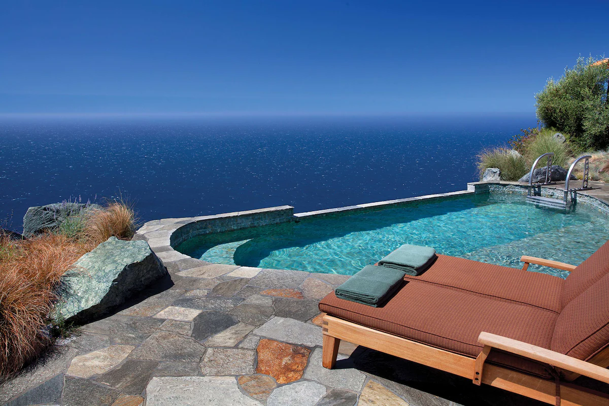 Seamlessly connected to the surrounding horizon.
