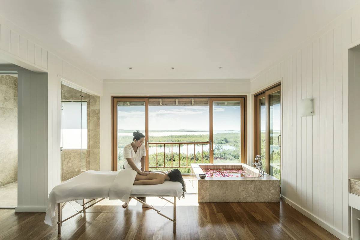 Wellness is integrated into daily life through COMO Shambhala, yoga and scheduled wellness sessions, with meditation support available in-room. 